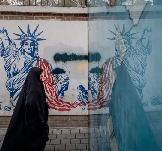 малюнок статуї свободи без руки, на стіні в Іранському місті