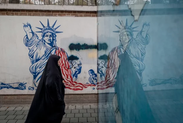 малюнок статуї свободи без руки, на стіні в Іранському місті