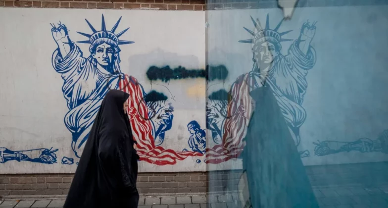 малюнок статуї свободи без руки, на стіні в Іранському місті