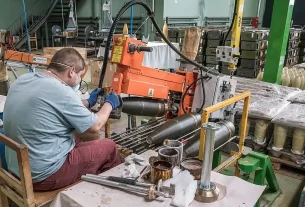 Працівник оборонного виробництва ВМЗ Сопот, який готує ковані сталеві корпуси артилерійських снарядів у механічній майстерні, 17 жовтня 2025