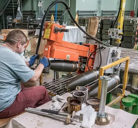 Працівник оборонного виробництва ВМЗ Сопот, який готує ковані сталеві корпуси артилерійських снарядів у механічній майстерні, 17 жовтня 2025