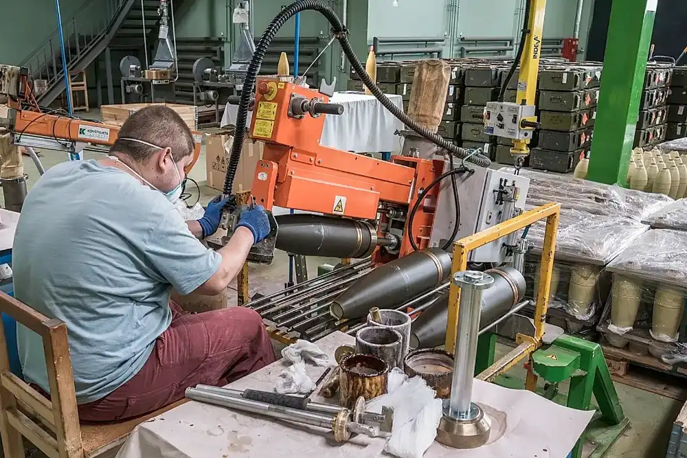 Працівник оборонного виробництва ВМЗ Сопот, який готує ковані сталеві корпуси артилерійських снарядів у механічній майстерні, 17 жовтня 2025