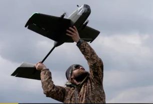 Студент-солдат Школи безпілотних літальних апаратів Ятаган запускає тренувальний мішень під час навчань у Київській області, Україна, четвер, 19 березня 2026 року