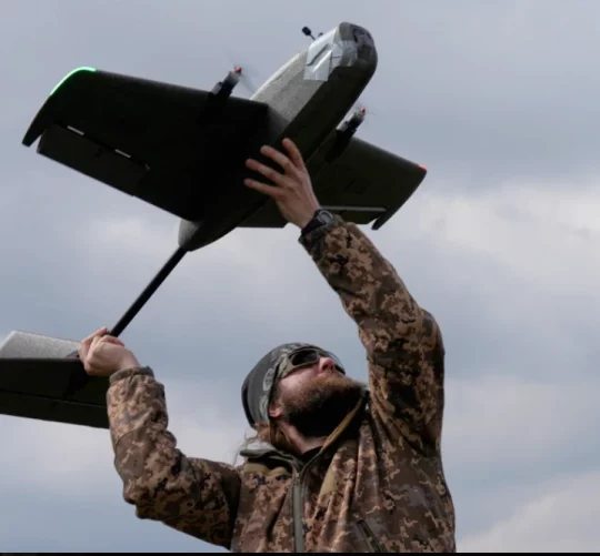 Студент-солдат Школи безпілотних літальних апаратів Ятаган запускає тренувальний мішень під час навчань у Київській області, Україна, четвер, 19 березня 2026 року