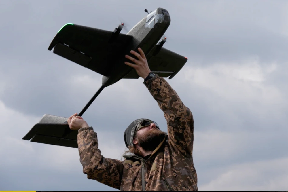 Студент-солдат Школи безпілотних літальних апаратів Ятаган запускає тренувальний мішень під час навчань у Київській області, Україна, четвер, 19 березня 2026 року