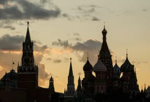 Спасська вежа Кремля та собор Святого Василя Блаженного, під час заходу сонця в Москві, Росія, 28 серпня 2025 року