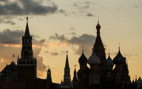 Спасська вежа Кремля та собор Святого Василя Блаженного, під час заходу сонця в Москві, Росія, 28 серпня 2025 року