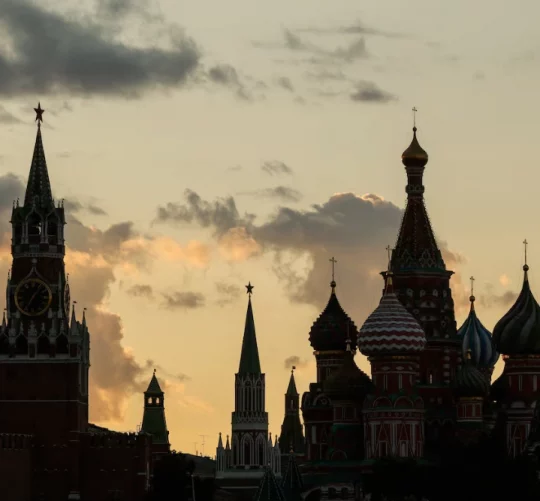 Спасська вежа Кремля та собор Святого Василя Блаженного, під час заходу сонця в Москві, Росія, 28 серпня 2025 року