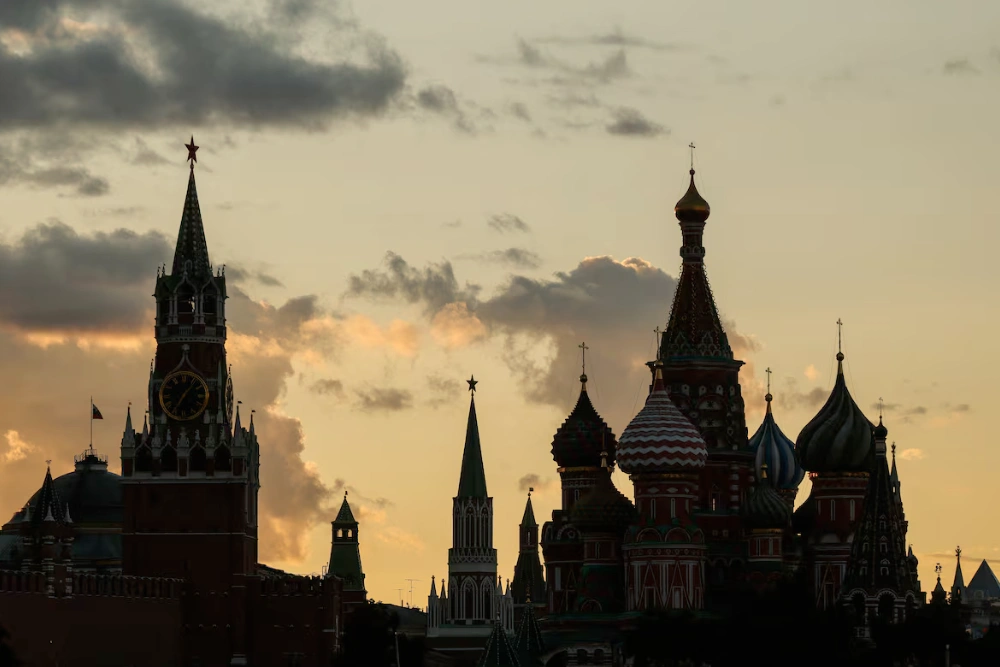 Спасська вежа Кремля та собор Святого Василя Блаженного, під час заходу сонця в Москві, Росія, 28 серпня 2025 року