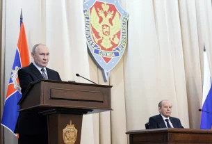 Фотографія, поширена російським державним інформаційним агентством «Спутник», на якій зображений президент Росії Володимир Путін разом із директором ФСБ Олександром Бортніковим на засіданні ФСБ у Москві 24 лютого