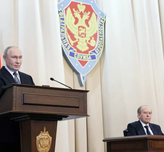 Фотографія, поширена російським державним інформаційним агентством «Спутник», на якій зображений президент Росії Володимир Путін разом із директором ФСБ Олександром Бортніковим на засіданні ФСБ у Москві 24 лютого