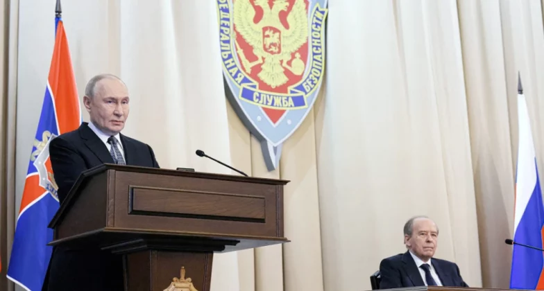Фотографія, поширена російським державним інформаційним агентством «Спутник», на якій зображений президент Росії Володимир Путін разом із директором ФСБ Олександром Бортніковим на засіданні ФСБ у Москві 24 лютого