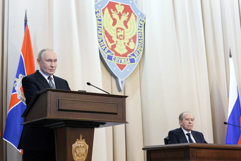 Фотографія, поширена російським державним інформаційним агентством «Спутник», на якій зображений президент Росії Володимир Путін разом із директором ФСБ Олександром Бортніковим на засіданні ФСБ у Москві 24 лютого