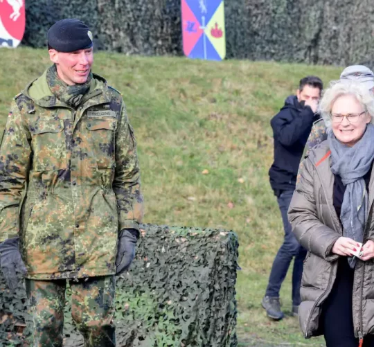 Генерал Крістіан Фройдінг вітає міністра оборони Німеччини Крістін Ламбрехт