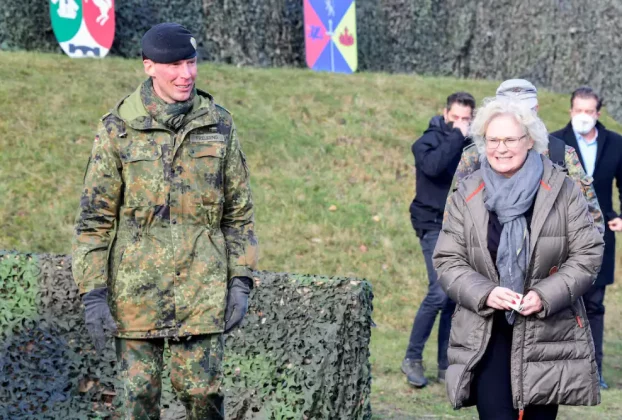 Генерал Крістіан Фройдінг вітає міністра оборони Німеччини Крістін Ламбрехт