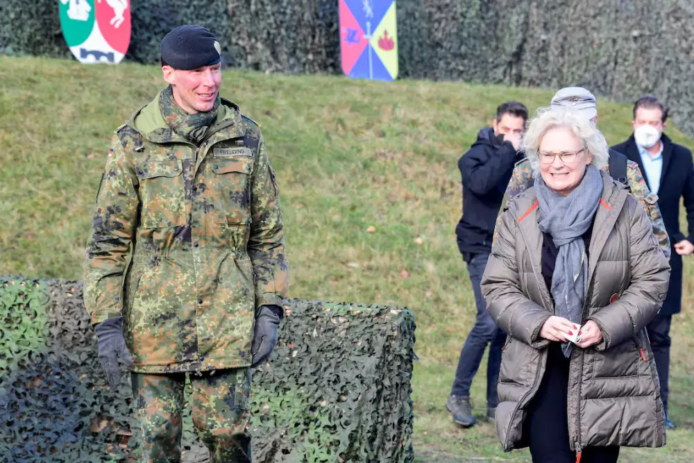 Генерал Крістіан Фройдінг вітає міністра оборони Німеччини Крістін Ламбрехт