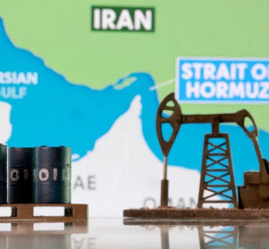 зображення каністр з нафтою та насосна станція для викачки нафти зробрені на 3-д принтері