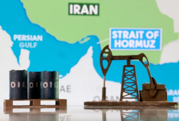 зображення каністр з нафтою та насосна станція для викачки нафти зробрені на 3-д принтері