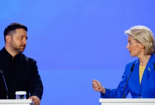 Президент України Володимир Зеленський та президент Європейської комісії Урсула фон дер Ляєн беруть участь у прес-конференції