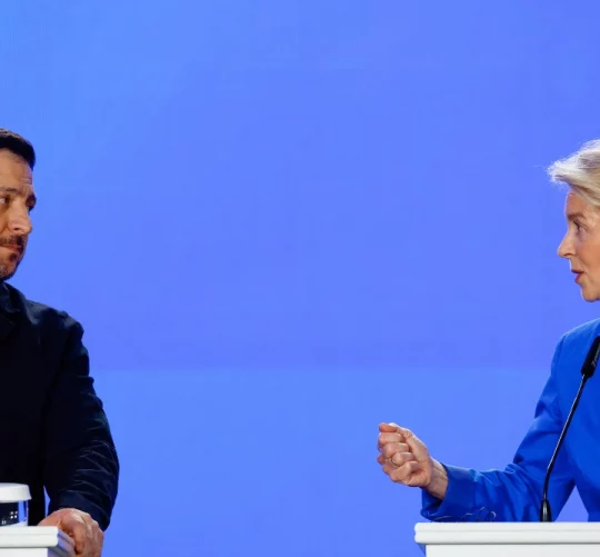 Президент України Володимир Зеленський та президент Європейської комісії Урсула фон дер Ляєн беруть участь у прес-конференції