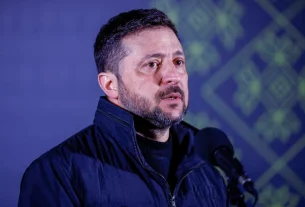 Президент України Володимир Зеленський спілкується зі ЗМІ після того, як він розділив іфтар, трапезу на заході сонця під час священного місяця Рамадан, з українськими військовослужбовцями-мусульманами, біля мечеті в Києві, Україна, 2 березня 2026