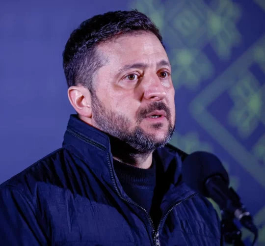 Президент України Володимир Зеленський спілкується зі ЗМІ після того, як він розділив іфтар, трапезу на заході сонця під час священного місяця Рамадан, з українськими військовослужбовцями-мусульманами, біля мечеті в Києві, Україна, 2 березня 2026