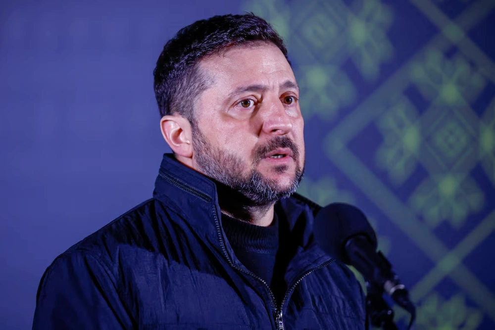 Президент України Володимир Зеленський спілкується зі ЗМІ після того, як він розділив іфтар, трапезу на заході сонця під час священного місяця Рамадан, з українськими військовослужбовцями-мусульманами, біля мечеті в Києві, Україна, 2 березня 2026