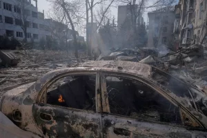 Автомобілі та житлові будинки, що постраждали внаслідок авіаудару російської авіації на тлі нападу Росії на Україну, у прифронтовому місті Дружківка в Донецькій області, Україна, 2 березня 2026 року