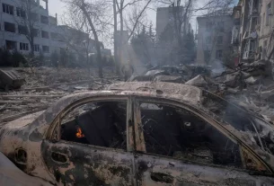 Автомобілі та житлові будинки, що постраждали внаслідок авіаудару російської авіації на тлі нападу Росії на Україну, у прифронтовому місті Дружківка в Донецькій області, Україна, 2 березня 2026 року