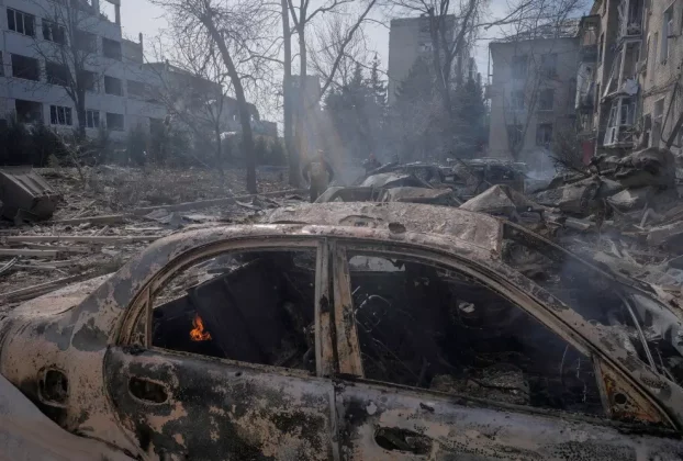 Автомобілі та житлові будинки, що постраждали внаслідок авіаудару російської авіації на тлі нападу Росії на Україну, у прифронтовому місті Дружківка в Донецькій області, Україна, 2 березня 2026 року