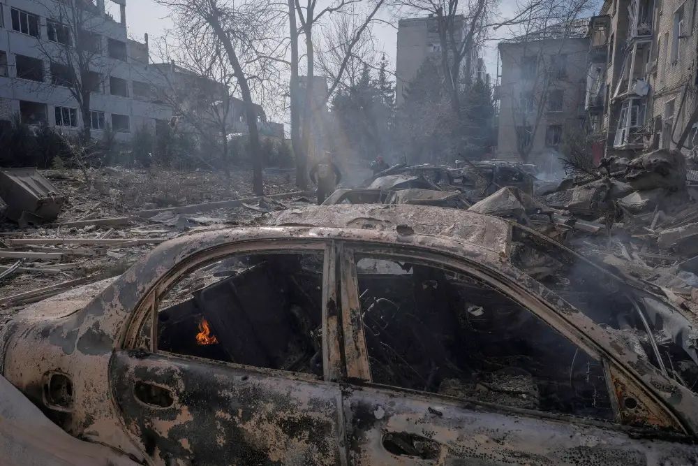 Автомобілі та житлові будинки, що постраждали внаслідок авіаудару російської авіації на тлі нападу Росії на Україну, у прифронтовому місті Дружківка в Донецькій області, Україна, 2 березня 2026 року