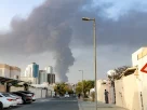 Люди спостерігають з вулиці, як високий стовп диму піднімається після вибуху в промисловій зоні Фуджейри в ОАЕ, 3 березня 2026 року