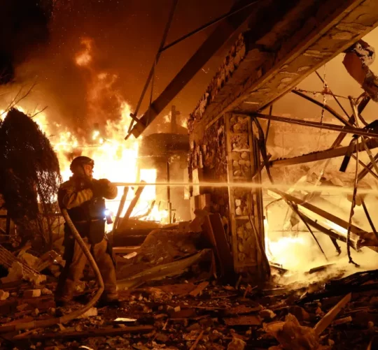 16-го числа пожежник проводить гасіння пожежі в житловому будинку, де спалахнула пожежа внаслідок удару російського безпілотника в Запоріжжі