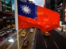 На естакаді в Тайбеї, Тайвань, напередодні святкування Дня незалежності вивішено прапор Тайваню, 8 жовтня 2025