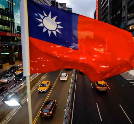 На естакаді в Тайбеї, Тайвань, напередодні святкування Дня незалежності вивішено прапор Тайваню, 8 жовтня 2025