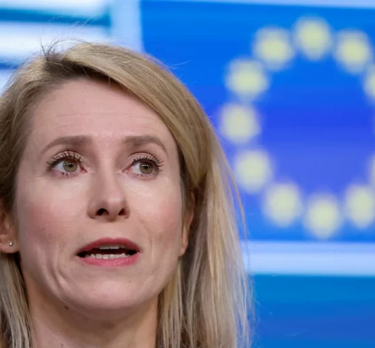 Верховний представник ЄС з питань закордонних справ і політики безпеки Кая Каллас виступає під час заключної пресконференції на зустрічі міністрів енергетики та закордонних справ Європейського Союзу в Брюсселі, Бельгія