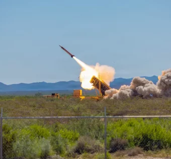 23 серпня 2025 року американські військові проводять навчання з бойових стрільб з ракетних комплексів «Патріот» на полігоні Макгрегор поблизу Форт-Блісс, штат Техас