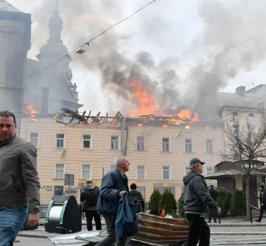 Вогонь і дим піднімаються над центром міста після атаки безпілотника Росії у Львові, Україна, у вівторок, 24 березня 2026 року
