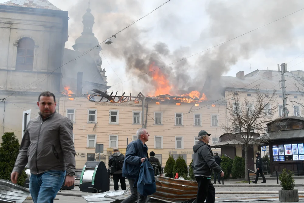 Вогонь і дим піднімаються над центром міста після атаки безпілотника Росії у Львові, Україна, у вівторок, 24 березня 2026 року