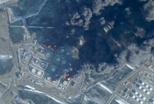 Після тривалої атаки українських безпілотників великої дальності в портах Приморська та Усть-Луги на Балтійському морі в небо піднімаються темні хмари диму