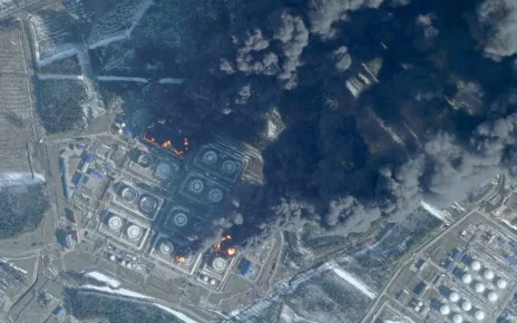 Після тривалої атаки українських безпілотників великої дальності в портах Приморська та Усть-Луги на Балтійському морі в небо піднімаються темні хмари диму