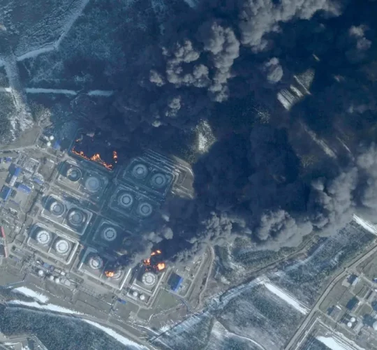 Після тривалої атаки українських безпілотників великої дальності в портах Приморська та Усть-Луги на Балтійському морі в небо піднімаються темні хмари диму