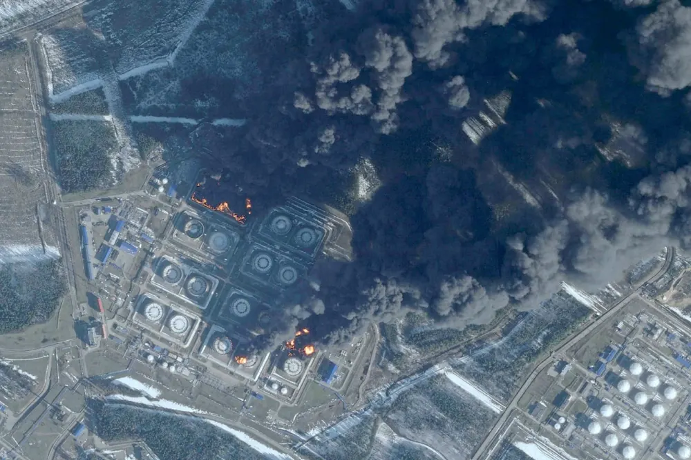 Після тривалої атаки українських безпілотників великої дальності в портах Приморська та Усть-Луги на Балтійському морі в небо піднімаються темні хмари диму