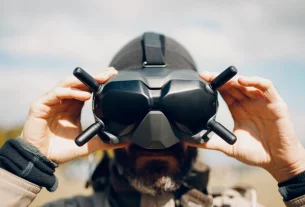 оператор керування безпілотником в окулярах