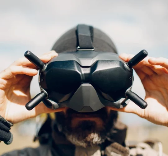 оператор керування безпілотником в окулярах