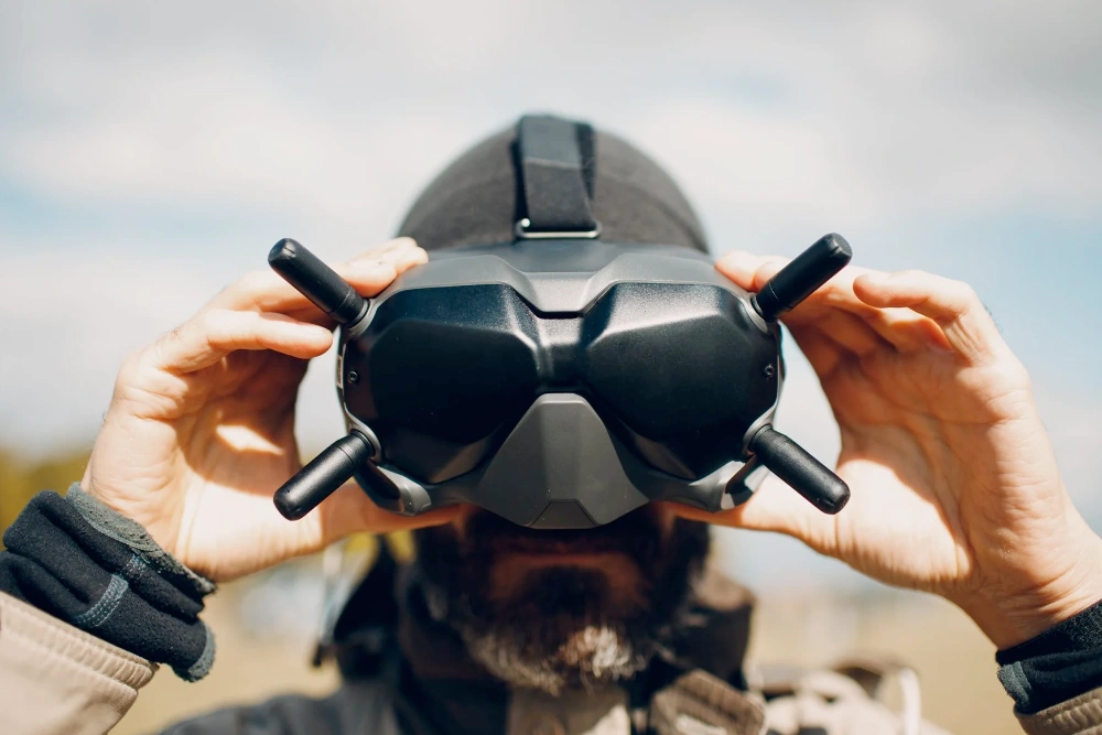 оператор керування безпілотником в окулярах