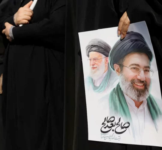 зображення нового верховного лідера Ірану Моджтаби Хаменеї