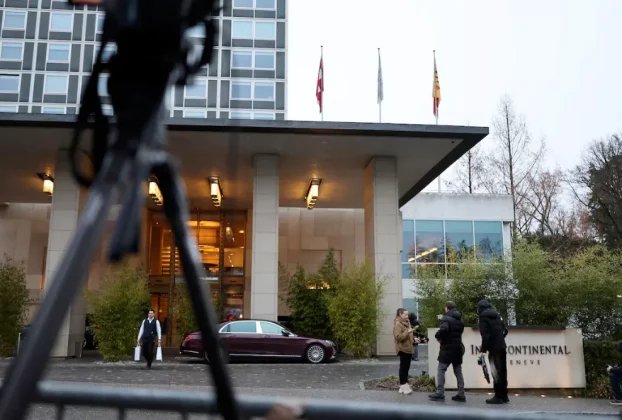 Люди стоять біля готелю InterContinental під час мирних переговорів між Росією та Україною за посередництва США в Женеві, Швейцарія, 18 лютого 2026 року