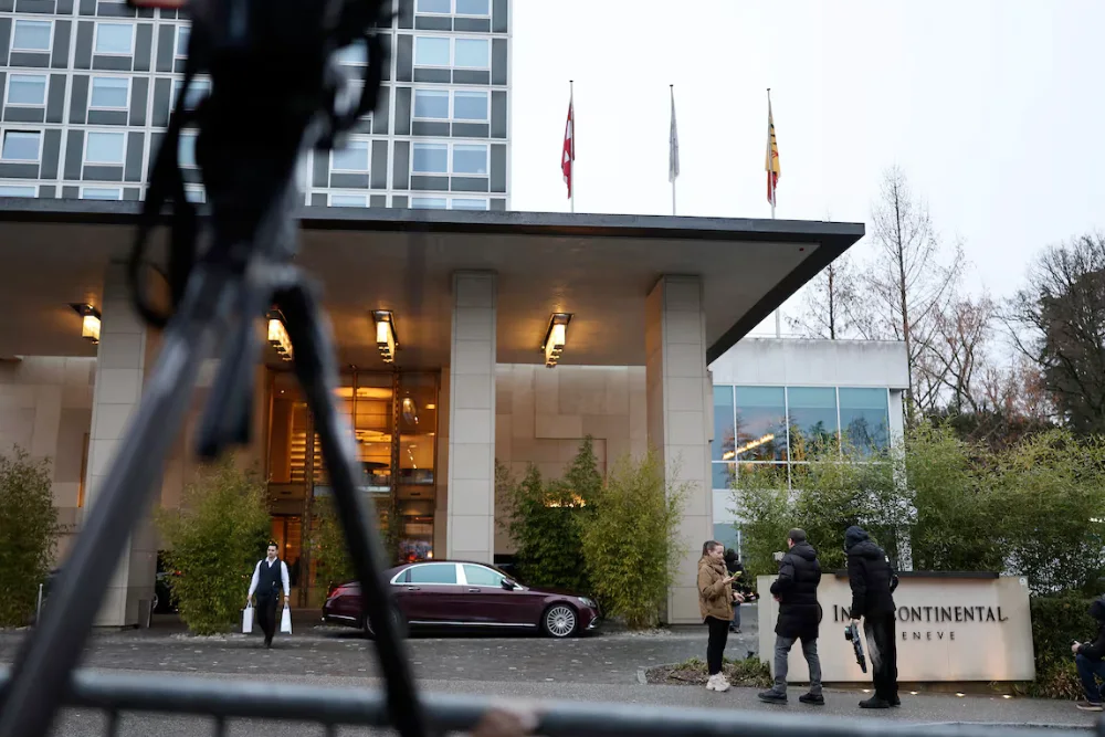 Люди стоять біля готелю InterContinental під час мирних переговорів між Росією та Україною за посередництва США в Женеві, Швейцарія, 18 лютого 2026 року