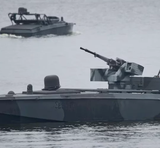 швидкісний безпілотний військовий катер